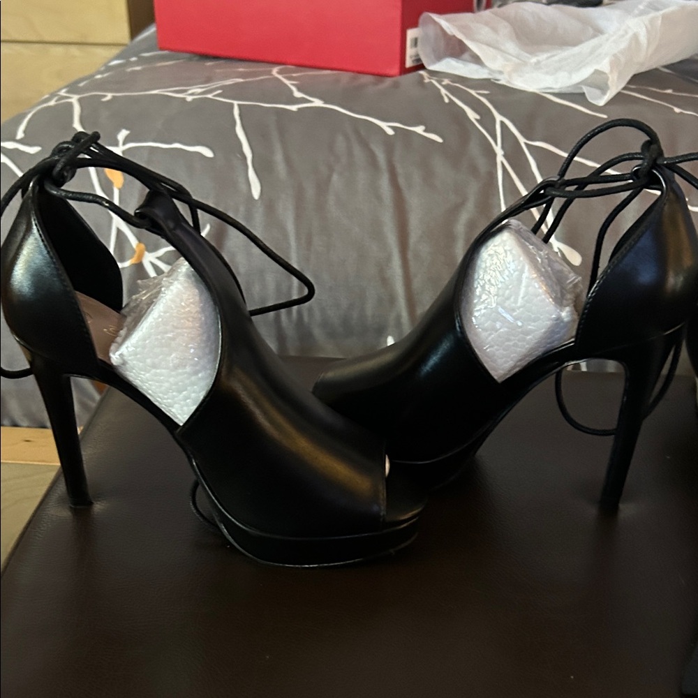 Chic Black Women's Heels - Picture 5 of 5